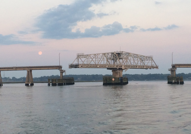 Schwing bridge / full moon